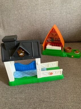 Fisher-Price Little People Lights and Sounds Orange Tent Campfire and Stables